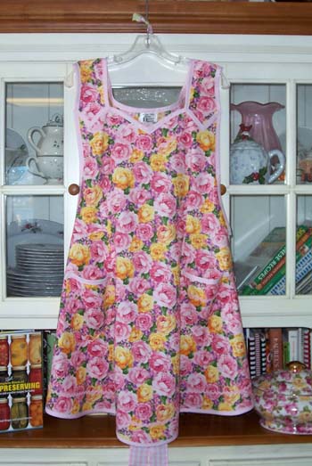 Aunt Sophie Rose Bouquet Apron